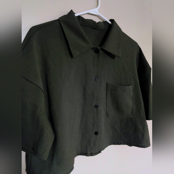 Button-Down Cropped Top - Picture 3 of 3